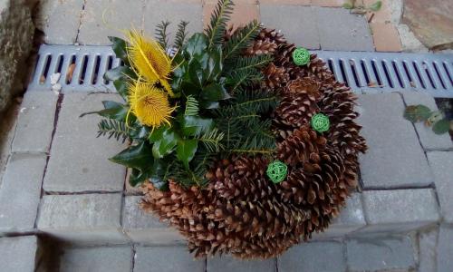 Šiškový věnec průměr 40 cm, orientační cena 310 kč